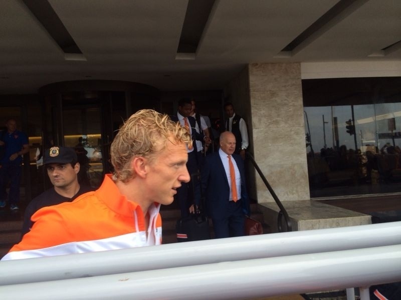 11.jun.2014 - Dirk Kuyt, meia da Holanda, sai do hotel no Rio de Janeiro rumo ao aeroporto; delegação viajará a Salvador para estreia contra a Espanha