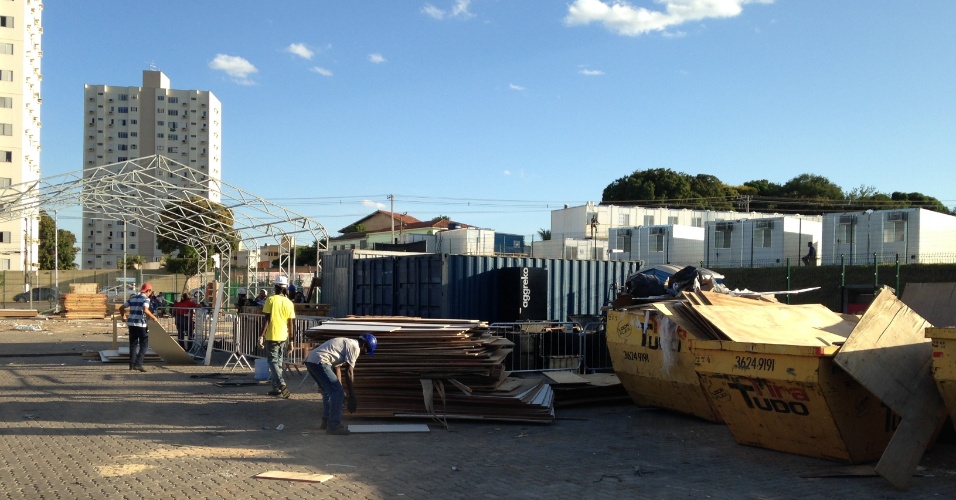 11.jun.2014 - Funcionários ainda trabalham na montagem de estruturas provisórias da Arena Pantanal, que receberá quatro jogos da Copa