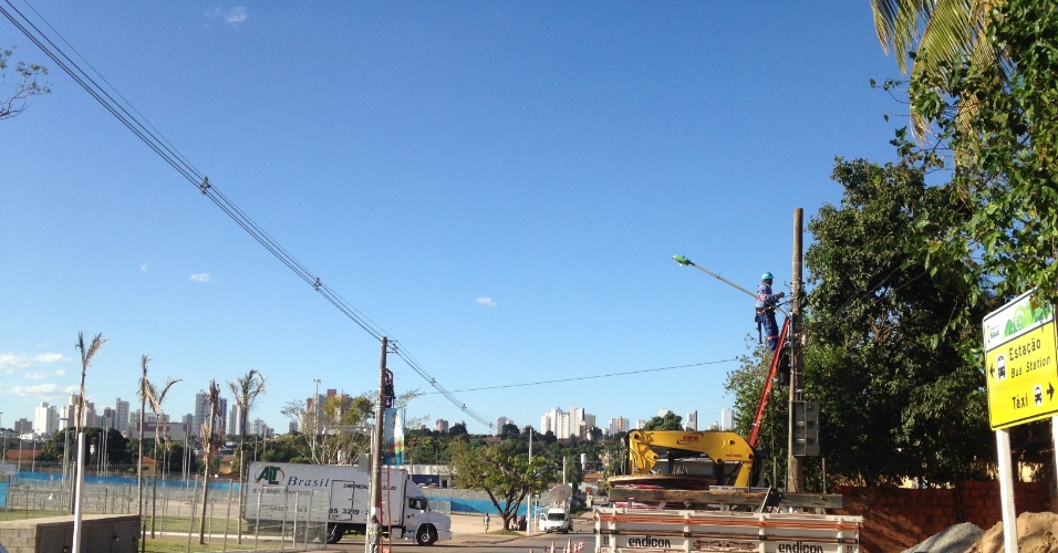 11.jun.2014 - Funcionários trocam fiação da rede elétrica no entorno da Arena Pantanal