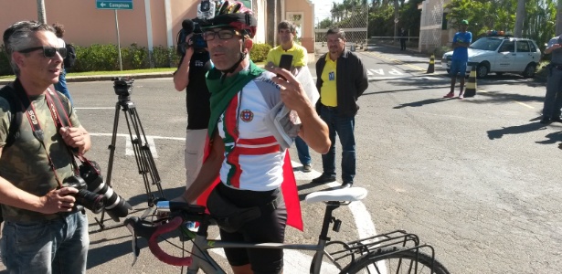 11.jun.2014 - Jorge Franco, 42 anos, pedalou 5 mil km desde Porto Alegre até Campinas para acompanhar a chegada da seleção portuguesa