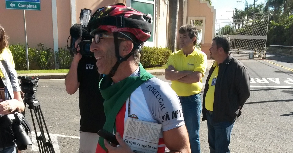 11.jun.2014 - Jorge Frango, 42 anos, pedalou 5 mil km desde Porto Alegre até Campinas para acompanhar a chegada da seleção portuguesa