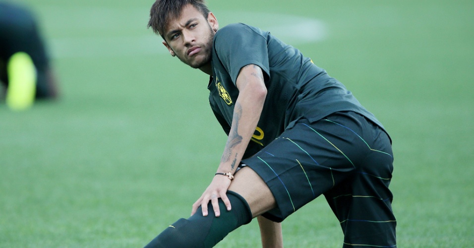 11.jun.2014 - Neymar faz alongamento durante treinamento da seleção brasileira no Itaquerão