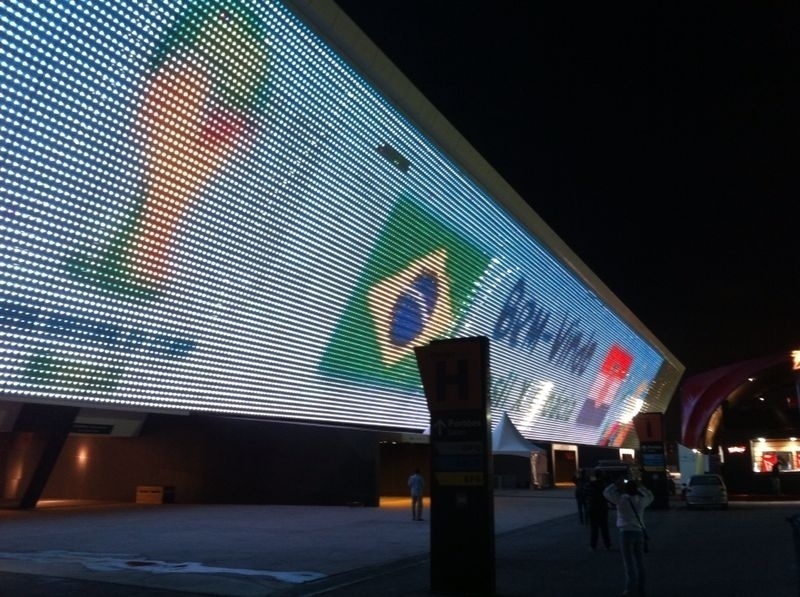 11.jun.2014 - Telão do Itaquerão já apresenta a primeira partida da Copa do Mundo, entre Brasil e Croácia
