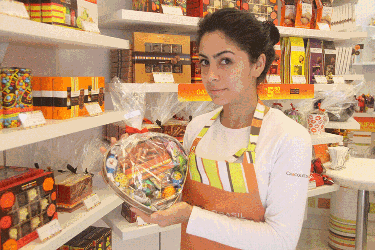 A vendedora Ana Carolina Campos da Chocolates Brasil Cacau, acha que o movimento das vendas não foi de turistas
