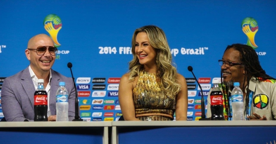 Claudia Leitte e Pitbull dão entrevista para a imprensa no Itaquerão, em São Paulo; eles são músicos oficiais da Copa do Mundo