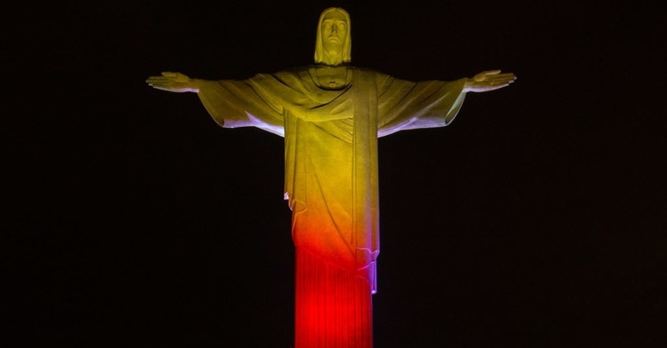 Cristo Redentor é iluminado com as cores da Alemanha em homenagem ao início da Copa do Mundo