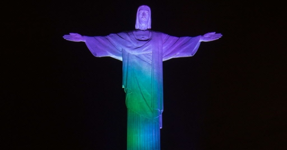 Cristo Redentor é iluminado com as cores da Argélia em homenagem ao início da Copa do Mundo