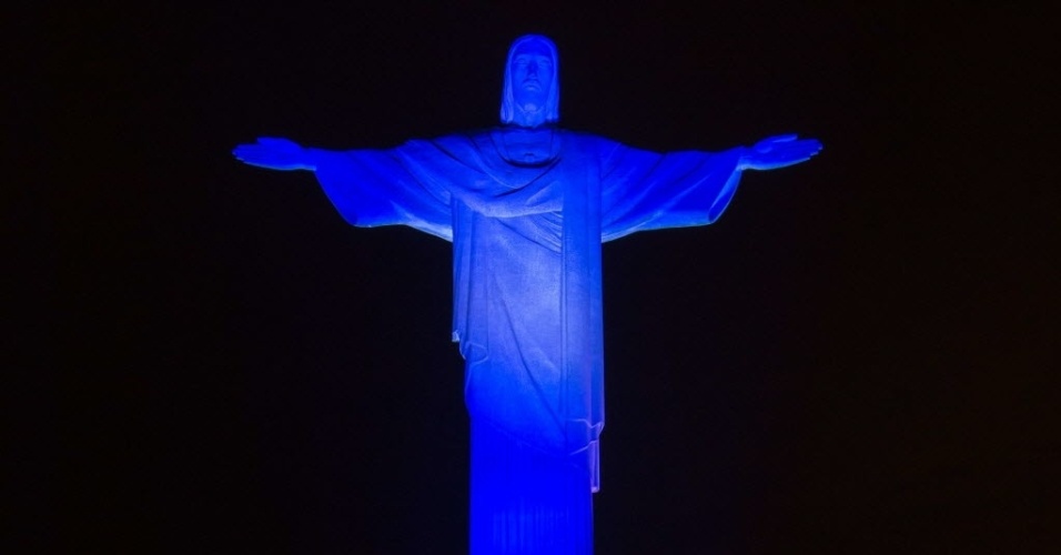 Cristo Redentor é iluminado com as cores da Argentina em homenagem ao início da Copa do Mundo