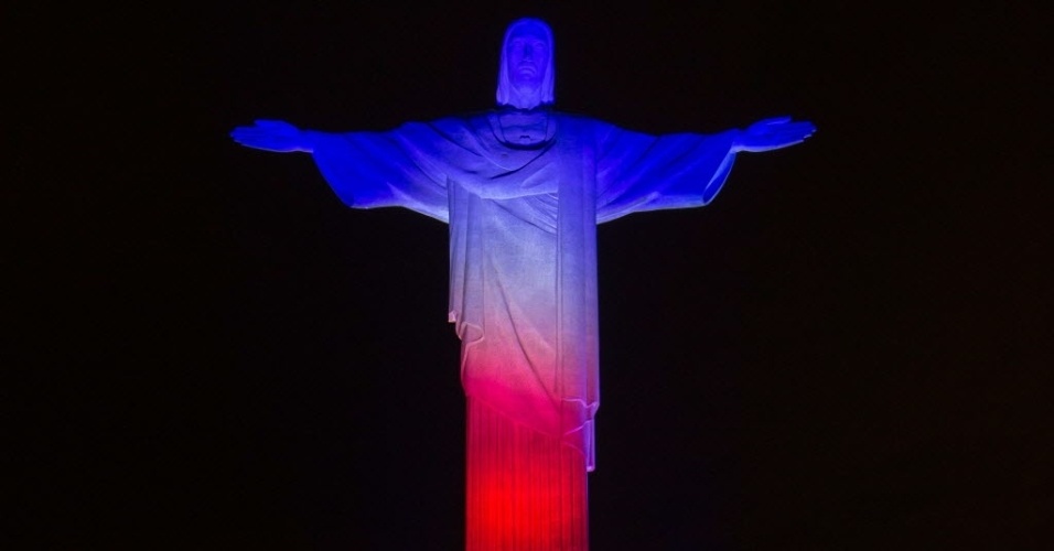 Cristo Redentor é iluminado com as cores da Austrália em homenagem ao início da Copa do Mundo