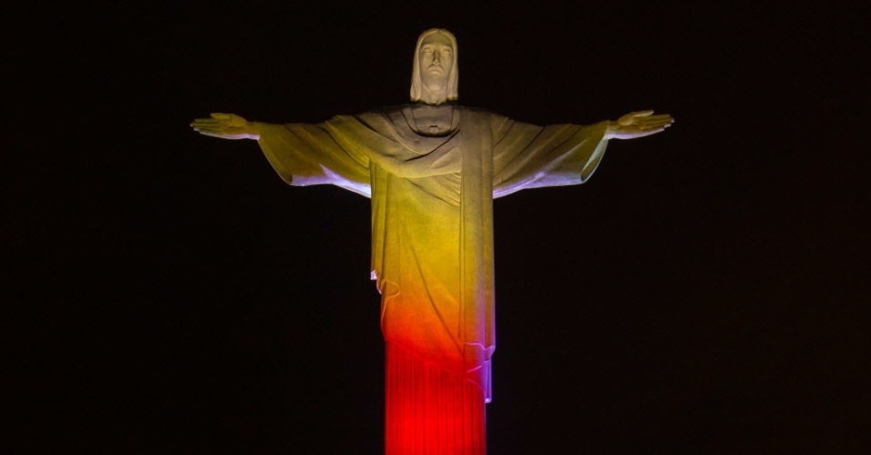 Cristo Redentor é iluminado com as cores da Bélgica em homenagem ao início da Copa do Mundo
