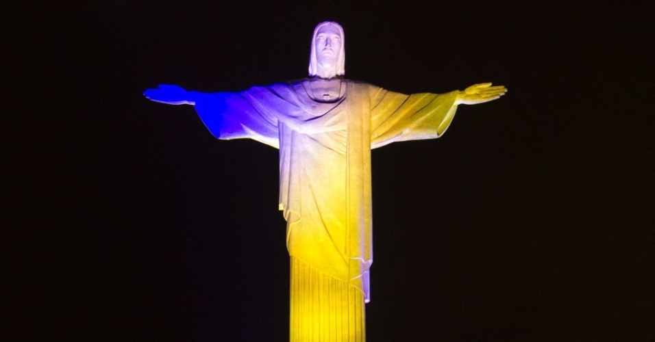 Cristo Redentor é iluminado com as cores da Bósnia-Herzegovina em homenagem ao início da Copa do Mundo