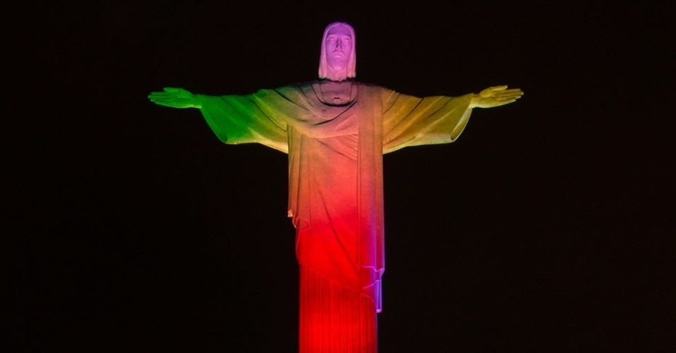 Cristo Redentor é iluminado com as cores da Camarões em homenagem ao início da Copa do Mundo