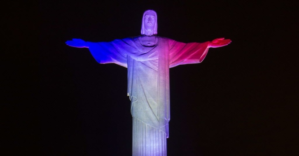 Cristo Redentor é iluminado com as cores da Chile em homenagem ao início da Copa do Mundo