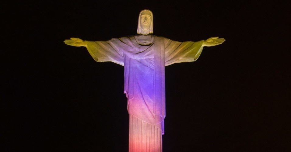 Cristo Redentor é iluminado com as cores da Colômbia em homenagem ao início da Copa do Mundo