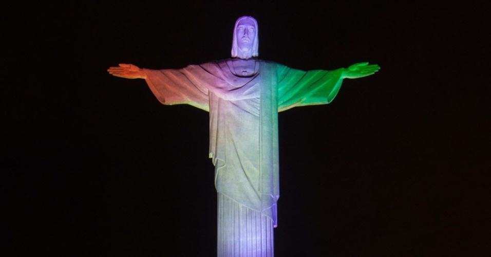 Cristo Redentor é iluminado com as cores da Costa do Marfim em homenagem ao início da Copa do Mundo