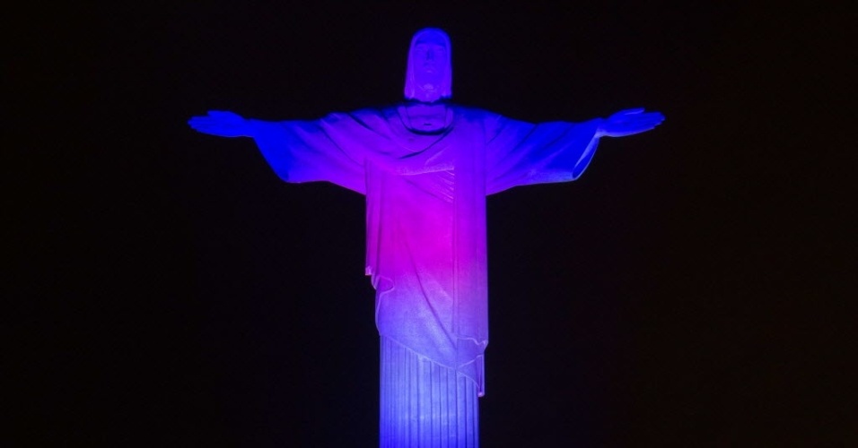 Cristo Redentor é iluminado com as cores da Costa Rica em homenagem ao início da Copa do Mundo