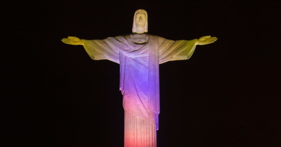Cristo Redentor é iluminado com as cores da Equador em homenagem ao início da Copa do Mundo