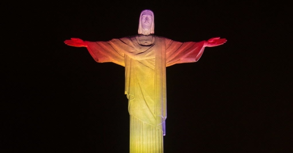 Cristo Redentor é iluminado com as cores da Espanha em homenagem ao início da Copa do Mundo