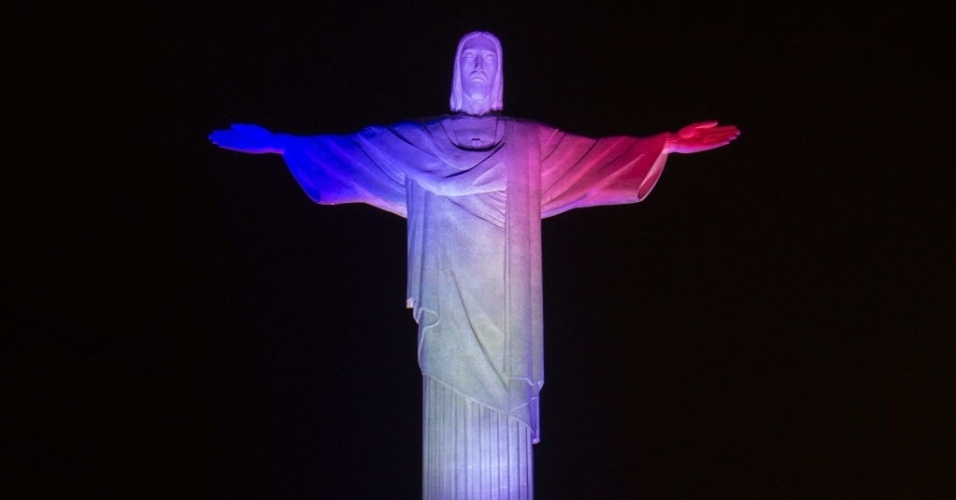 Cristo Redentor é iluminado com as cores da França em homenagem ao início da Copa do Mundo