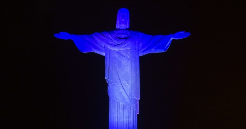 Cristo Redentor é iluminado com as cores da Grécia em homenagem ao início da Copa do Mundo