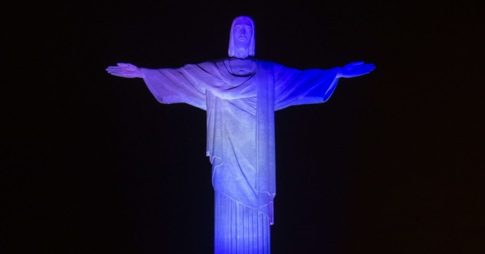 Cristo Redentor é iluminado com as cores da Honduras em homenagem ao início da Copa do Mundo