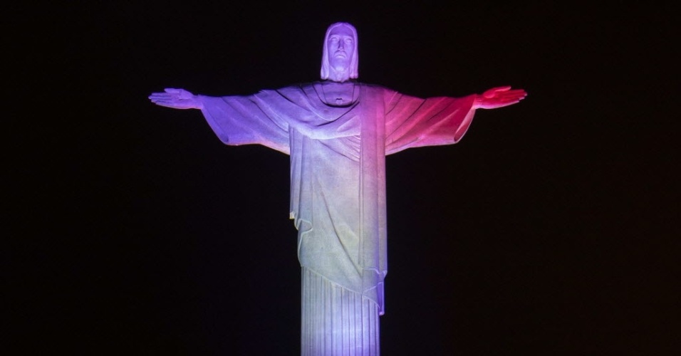 Cristo Redentor é iluminado com as cores da Inglaterra em homenagem ao início da Copa do Mundo