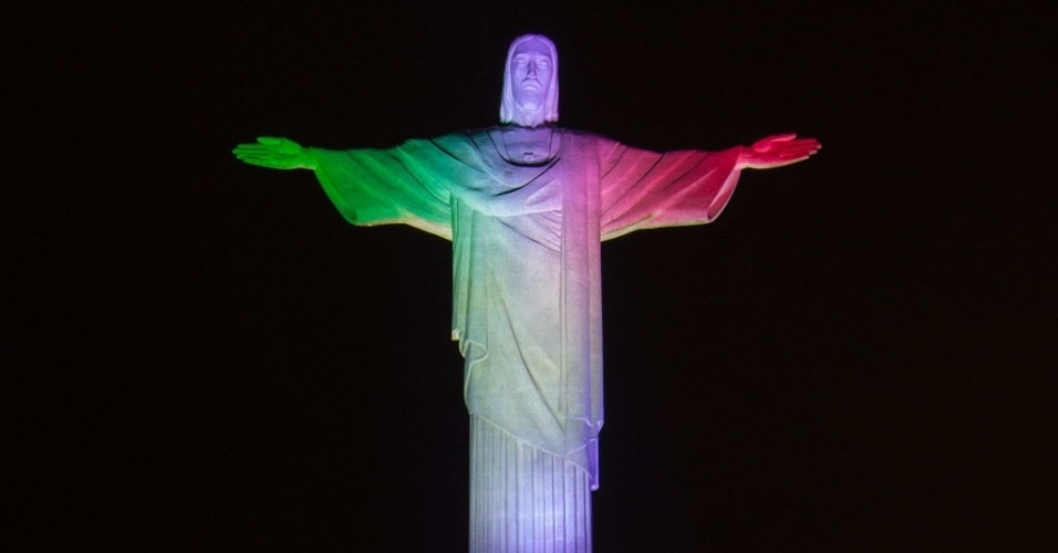 Cristo Redentor é iluminado com as cores da Itália em homenagem ao início da Copa do Mundo