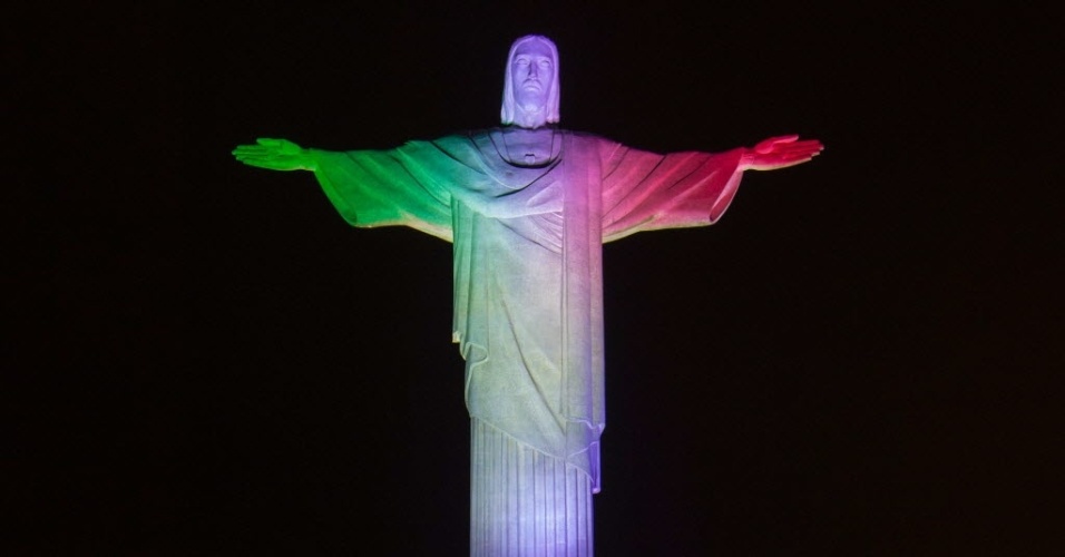 Cristo Redentor é iluminado com as cores da México em homenagem ao início da Copa do Mundo