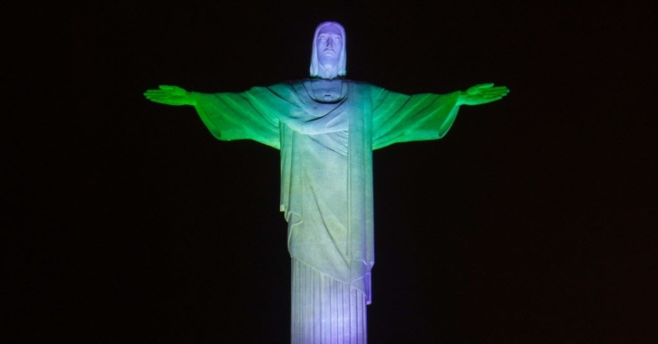 Cristo Redentor é iluminado com as cores da Nigéria em homenagem ao início da Copa do Mundo