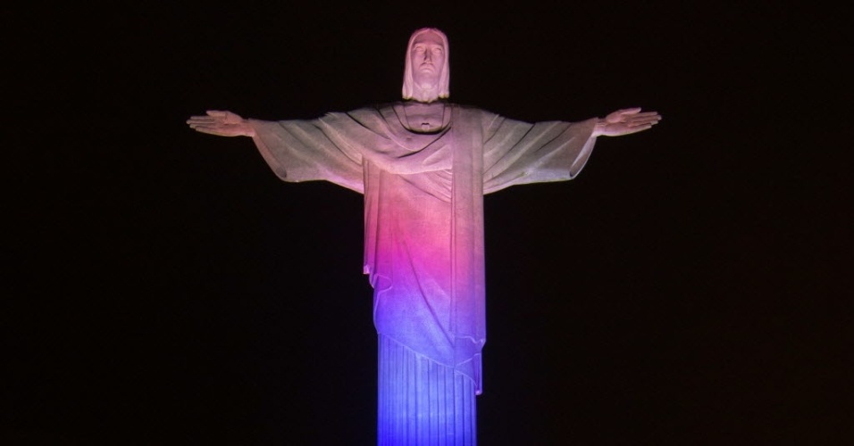 Cristo Redentor é iluminado com as cores da Rússia em homenagem ao início da Copa do Mundo