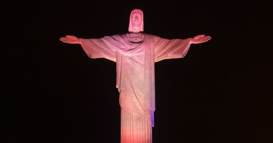 Cristo Redentor é iluminado com as cores da Suíça em homenagem ao início da Copa do Mundo