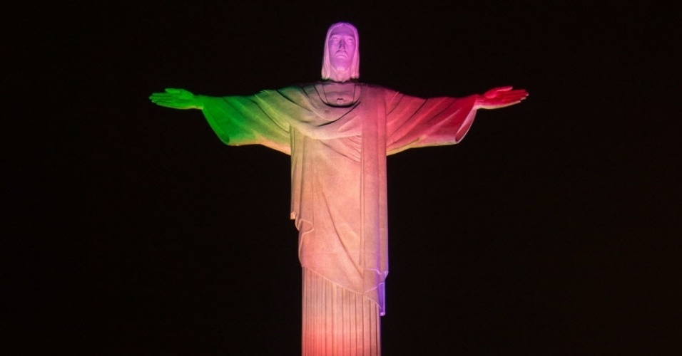 Cristo Redentor é iluminado com as cores de Portugal em homenagem ao início da Copa do Mundo