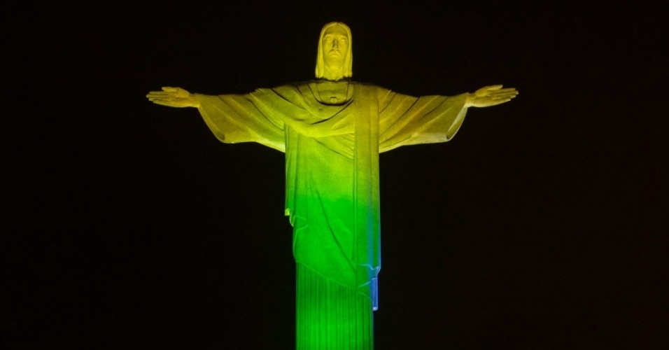 Cristo Redentor é iluminado com as cores do Brasil em homenagem ao início da Copa do Mundo