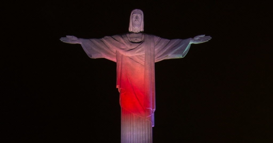 Cristo Redentor é iluminado com as cores do Japão em homenagem ao início da Copa do Mundo