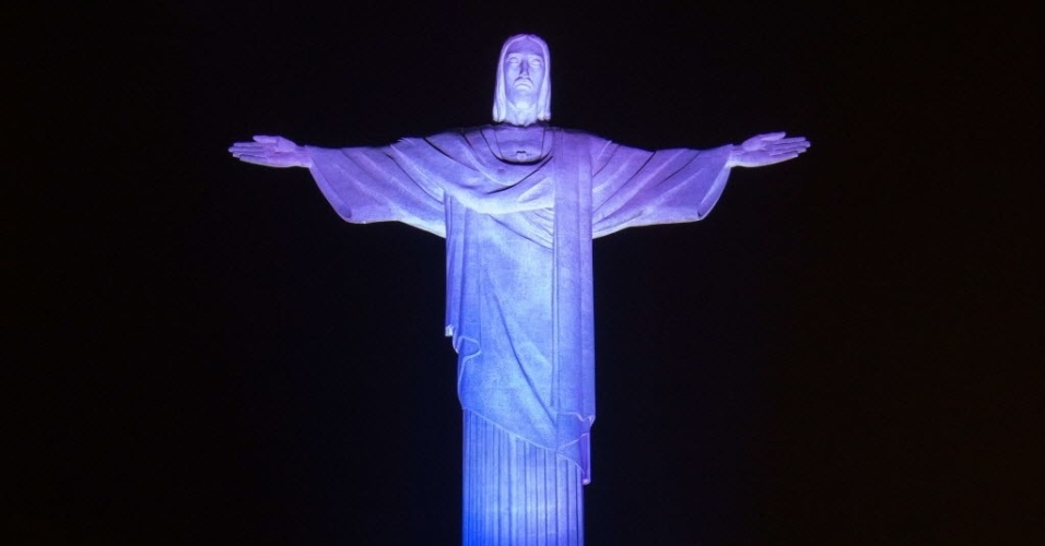 Cristo Redentor é iluminado com as cores do Uruguai em homenagem ao início da Copa do Mundo
