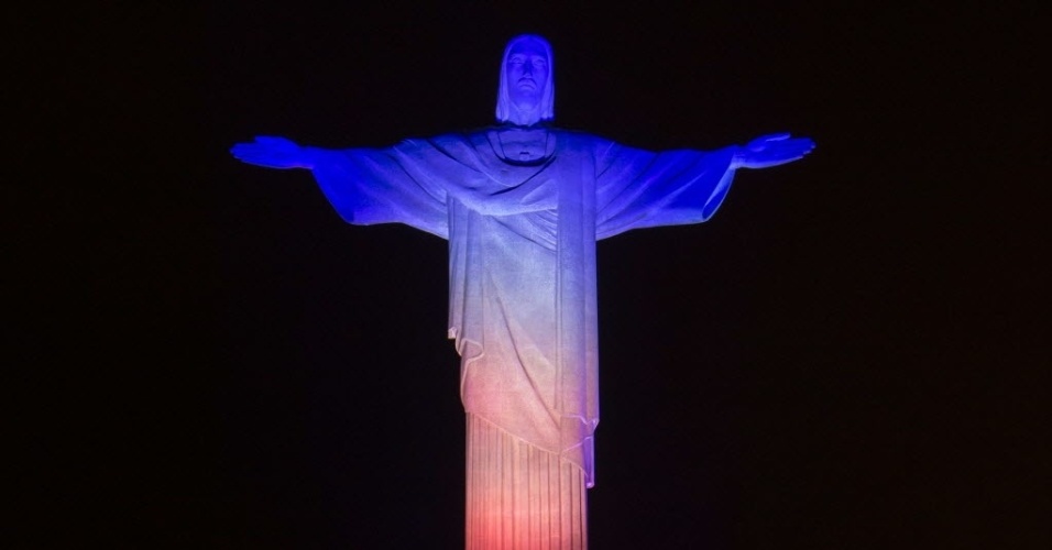 Cristo Redentor é iluminado com as cores dos Estados Unidos em homenagem ao início da Copa do Mundo