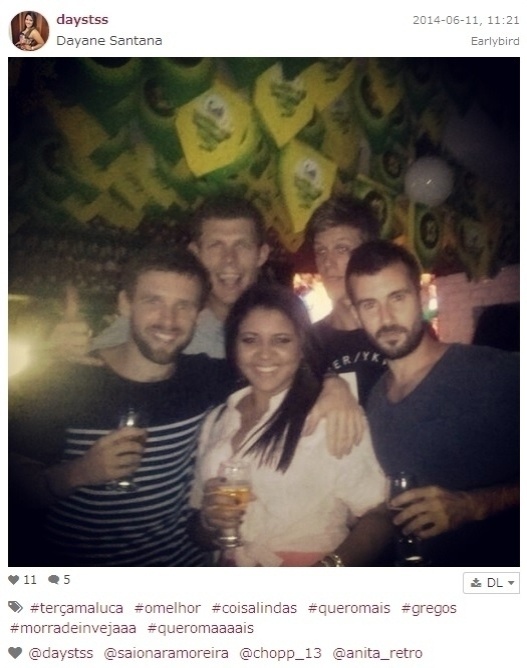 Dayane tirou uma foto com um grupo de torcedores gregos e mandou um recado para os seguidores: #morramdeinveja. Mande sua foto com um gringo: use a hashtag #uolnacopa no Instagram ou Twitter. Você também pode enviar um WhatsApp para (11) 94288.3664