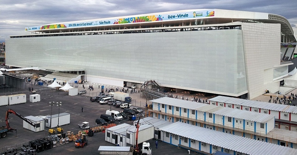 Enquanto os últimos retoques eram dados na Arena Corinthians para a Copa, 70 artistas cobriam os muros do caminho até o local da abertura da competição.
