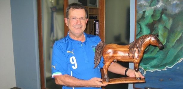 Evandro Capixaba, prefeito da Mangaratiba, em seu gabinete com o presente encomendado para Balotelli