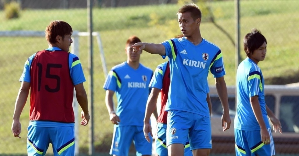 Japonês Honda orienta companheiros durante treino na cidade de Itu, interior de São Paulo