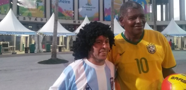 Maradona e Pelé "genéricos" batem ponto em frente ao Maracanã durante na véspera da Copa