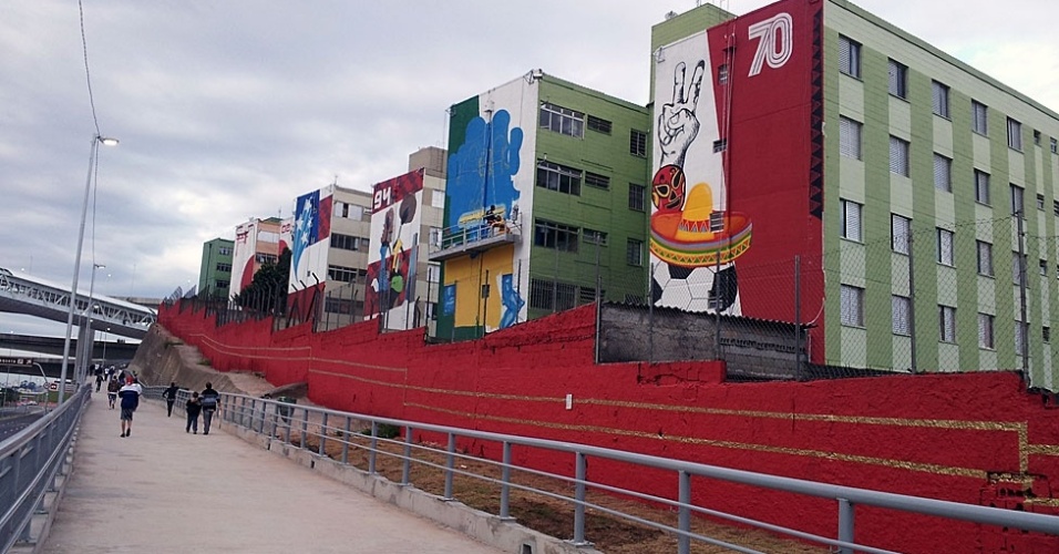 Mas, não apenas o muro do Projeto 4 KM recebeu cores, as paredes dos prédios deste conjunto habitacional, a Cohab Itaquera, também se transformaram em tela para gigantescos painéis que simbolizam as outras Copas que a seleção brasileira já venceu.