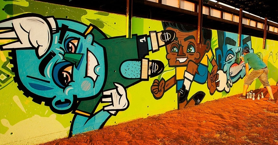 O muro começou a receber os grafites em abril e cada artista tinha um espaço de 50 metros de comprimento por 2,5 metros de altura. No muro acima, a obra do artista Ronah Carraro 