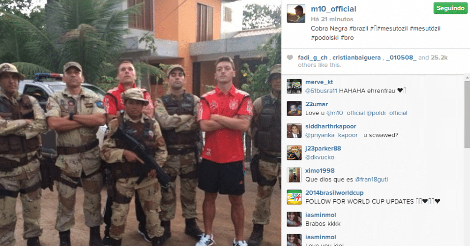 Ozil e Podolski posam ao lado de militares em folga nos treinos na Bahia