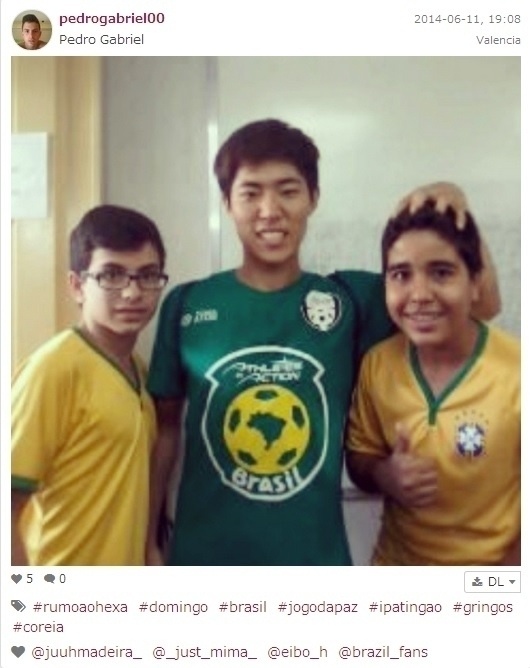 Pedro Gabriel fez questão de colocar a hashtag #jogodapaz em uma foto com um torcedor sul-coreano. "Mande sua foto com um gringo: use a hashtag #uolnacopa no Instagram ou Twitter. Você também pode enviar um WhatsApp para (11) 94288.3664