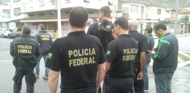 Polícia Federal aborda moradores em Santos-SP para caçar "espiões" durante treino do México