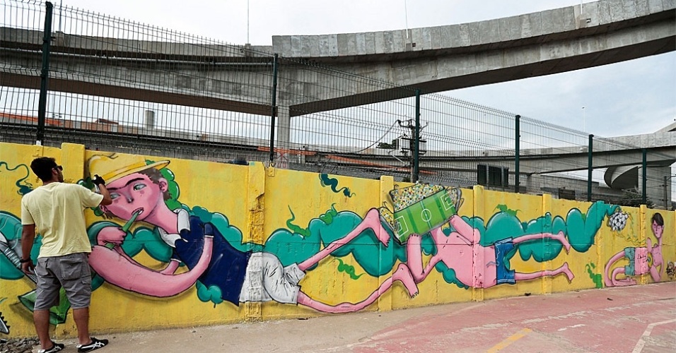 Segundo os organizadores, o Projeto 4 KM é o maior grafite a céu aberto da América Latina. Como o nome já indica, os grafiteiros cobriram quatro quilômetros de muros na avenida Radial Leste. Acima, a oOBRIbra do artista Senk.