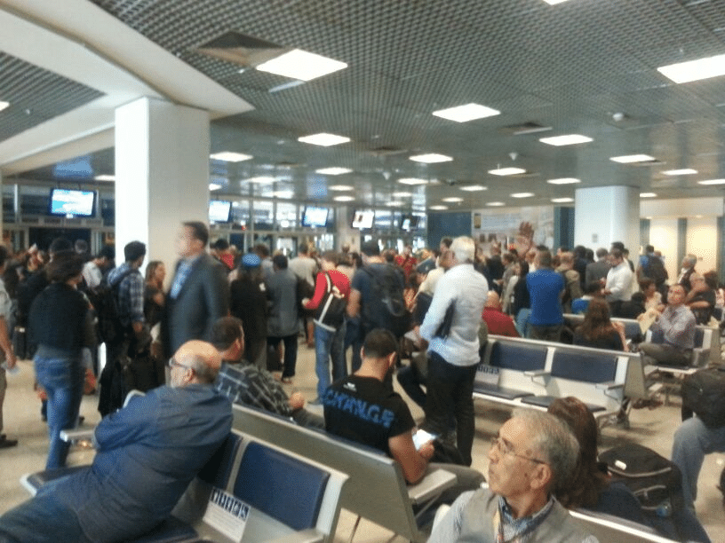 Torcedores ficam presos em aeroporto do Rio de Janeiro