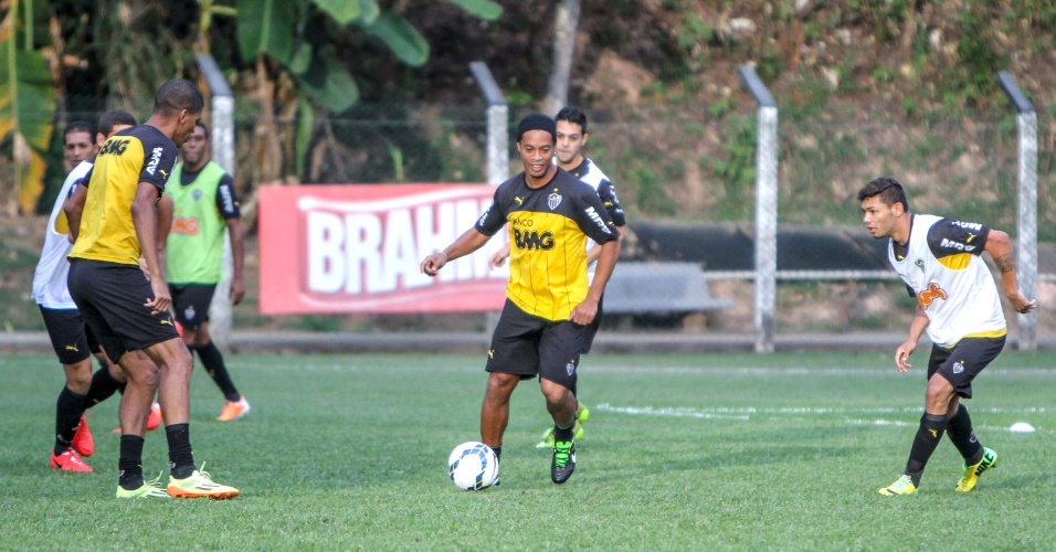11 jun. 2014 - Ronaldinho Gaúcho participa de treino do Atlético-MG na Vila Olímpica