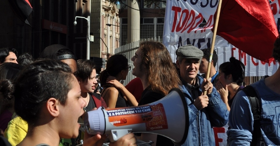 12.06.14 - Manifestação em Porto Alegre hostiliza a Fifa e apoia greves no Brasil